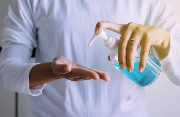Conceito Proteção Contra Coronavírus Higiene Mãos Mulheres Usando Gel Desinfetante — Fotografia de Stock
