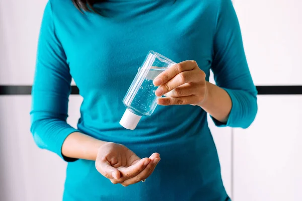 Mãos Mulher Usando Gel Desinfetante Garrafa Plástico Para Proteção Coronavírus — Fotografia de Stock