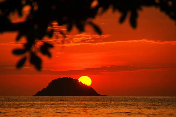Schöner Sonnenuntergang Mit Großer Gelber Sonne Unter Dem Meer Während — Stockfoto