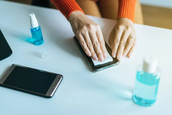 Руки Які Чистять Брудний Мобільний Телефон Екрані Запобіжні Заходи Проти — стокове фото
