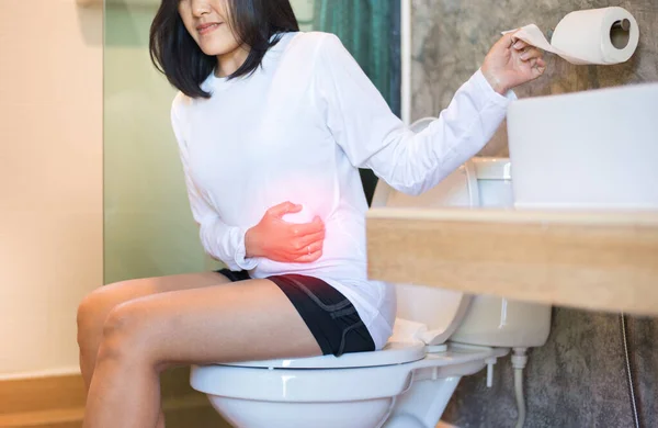 アジアの女性は トイレで痔や便秘に苦しんで 女性は午前中にトイレを使用する必要があります — ストック写真