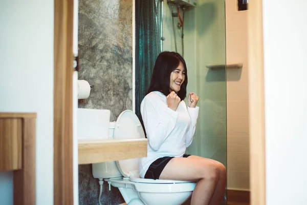 Mujer Asiática Que Sufre Hemorroides Estreñimiento Inodoro Necesidad Femenina Usar — Foto de Stock