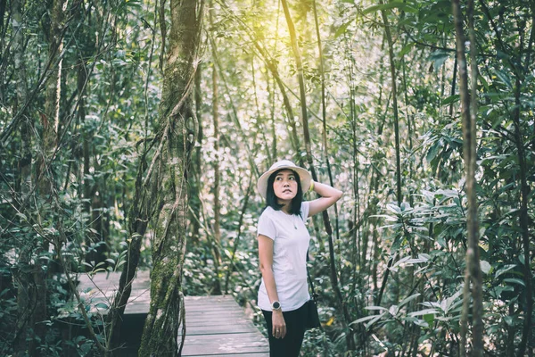 Νεαρή Ασιάτισσα Ξεκουράζεται Μετά Περπάτημα Στο Τροπικό Δάσος Χαλαρώνοντας Χρόνο — Φωτογραφία Αρχείου