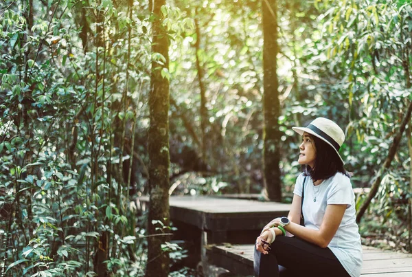 Hipster Mujer Asiática Descansando Sentado Después Caminar Bosque — Foto de Stock