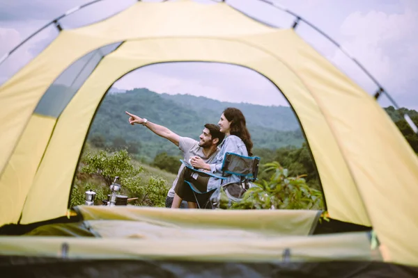 Kamp Yapmaktan Zevk Alan Çift Aşığı Güzel Bir Manzara Çadırın — Stok fotoğraf