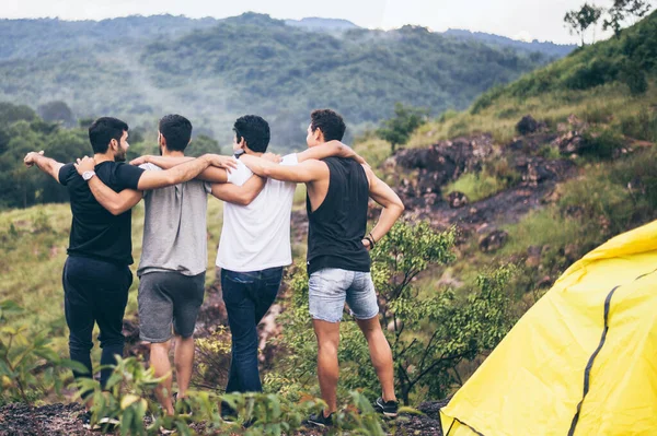 Bir Grup Iyi Arkadaş Sarılırlar Güzel Görünürler Mutlu Hissederler Doğada — Stok fotoğraf