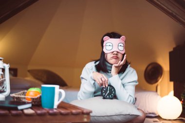 Sıkıcı genç Asyalı kadın stresli olmaktan nefret eder. Sabah 7 'de yatakta uyanır. Alarm çalar.