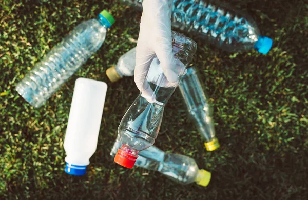 Volontär Kvinna Hålla Och Hålla Plastflaska Offentlig Park Kassera Återvinning — Stockfoto