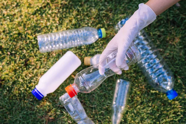 Волонтерські Руки Жінки Тримають Пластикову Пляшку Громадському Парку Розкладають Концепцію — стокове фото