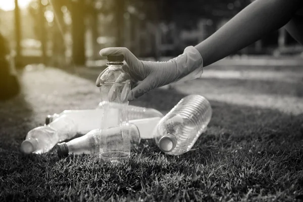 Wolontariuszka Ręce Trzymać Plastikowe Butelki Zielonej Trawie Dobry Świadomy Umysł — Zdjęcie stockowe