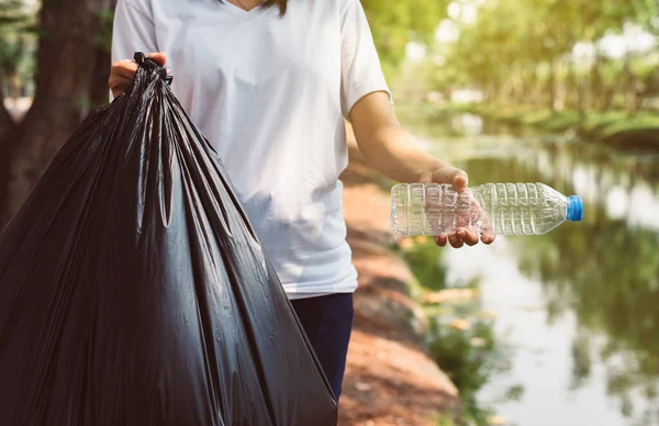 Kobiety Wolontariuszki Trzymając Plastikowe Butelki Czarny Kolor Worka Śmieci Zewnątrz — Zdjęcie stockowe