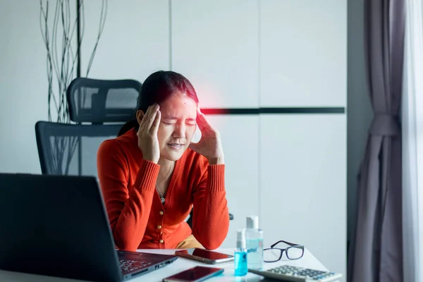 Asyalı Bir Kadının Evde Çalışırken Migreni Tutar Baş Ağrısı Çeken — Stok fotoğraf