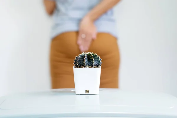 Femme Floue Debout Sur Fond Blanc Avec Cactus Souffrant Hémorroïdes — Photo