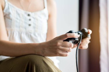 Evde video oyunu oynayan kadınların ellerini kapat, elinde joystick tutan kadınların.