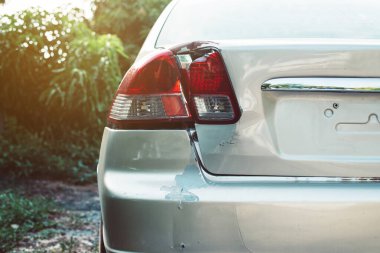 Araba arka lambası tampon çarpması ve yolda kaza sonucu kırılmış, araba sigortası konsepti.