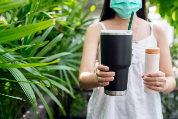Mulher Mão Segurando Xícara Café Reutilizável Verde Saudável Favorável Meio — Fotografia de Stock