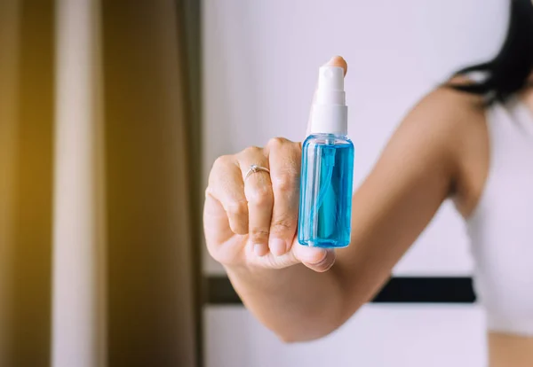 Mulher Mão Pulverização Desinfetante Gel Garrafa Para Higiene Das Mãos — Fotografia de Stock