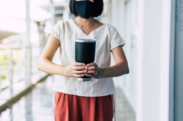 Hände Frau Mit Mehrwegflasche Gesundes Grün Umweltfreundlich Null Abfall Bewusstes — Stockfoto