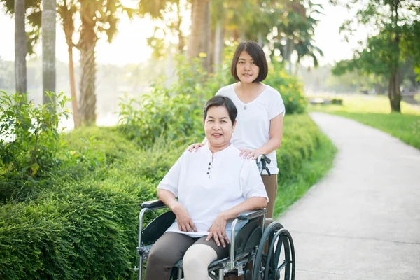 Cuidador Cuidar Anciana Asiática Mujer Sentada Silla Ruedas Parque Público — Foto de Stock