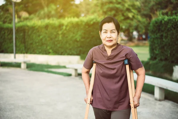 Paciente Madura Asiática Mujer Usando Muletas Apoyo Roto Piernas Para —  Fotos de Stock