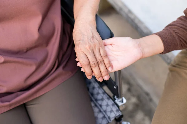 Cuidador Manos Celebración Asiático Anciano Mujer Sentado Silla Ruedas Tenga — Foto de Stock