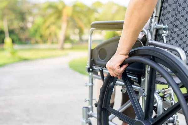 Primer Plano Las Manos Mujer Discapacitada Sentada Silla Ruedas Aire — Foto de Stock