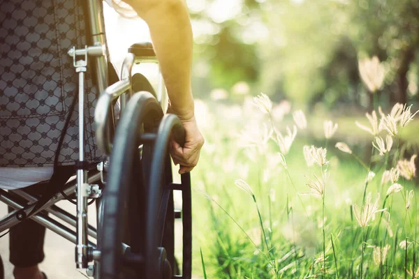 Primer Plano Las Manos Mujer Discapacitada Sentada Silla Ruedas Naturaleza — Foto de Stock