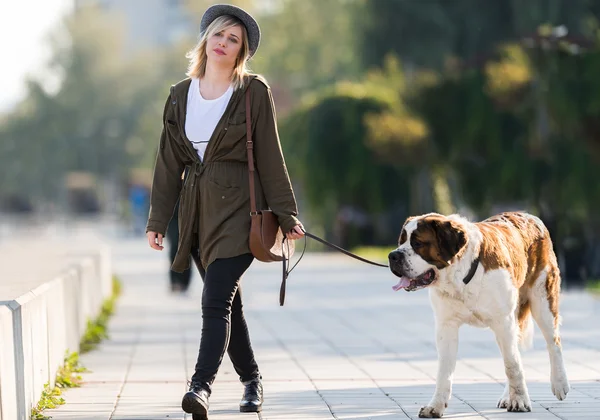 Menina e cão — Fotografia de Stock