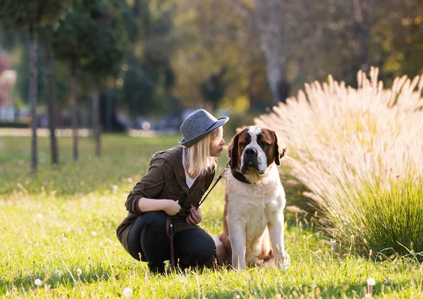 Girl and dog — Stock Photo, Image