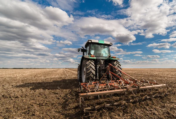 Трактор готовит землю — стоковое фото
