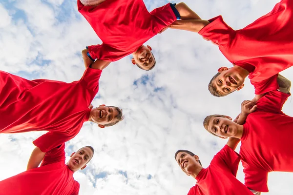 Kinderen voetbalteam in huddle — Stockfoto