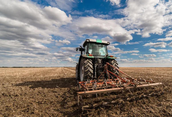 Trekker voorbereiding van land — Stockfoto