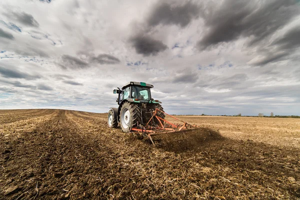 Tracteur préparant la terre — Photo