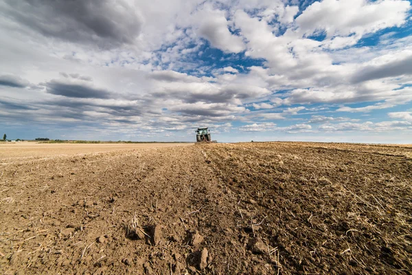 Traktor, příprava půdy — Stock fotografie