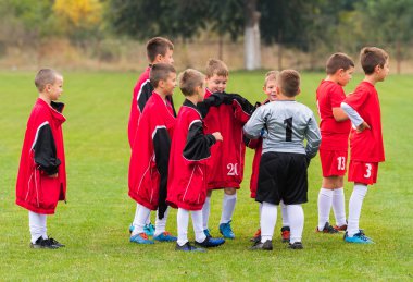 Çocuklar futbol maç spor alanı için hazırlanıyor