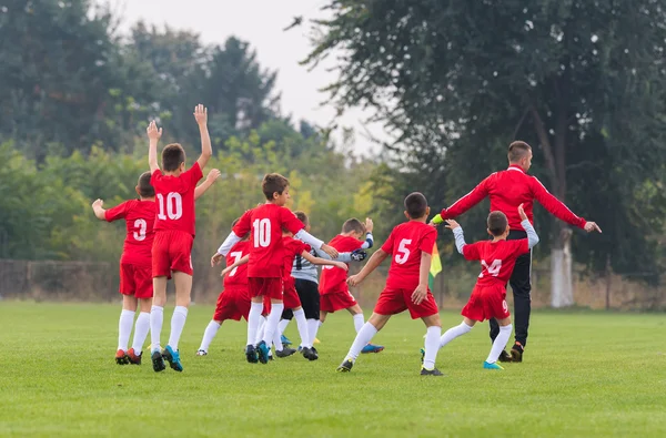 Jungen bereiten sich auf Fußballspiel auf Sportplatz vor — Stockfoto