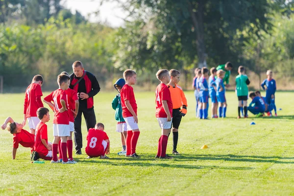 Ragazzi che giocano a calcio gioco sul campo sportivo — Foto Stock