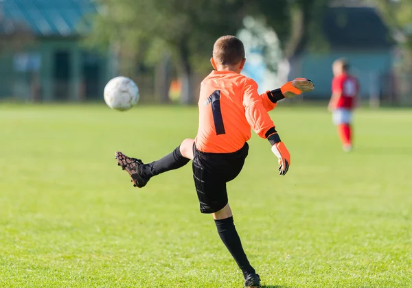 Menino goleiro defende o gol — Fotografia de Stock