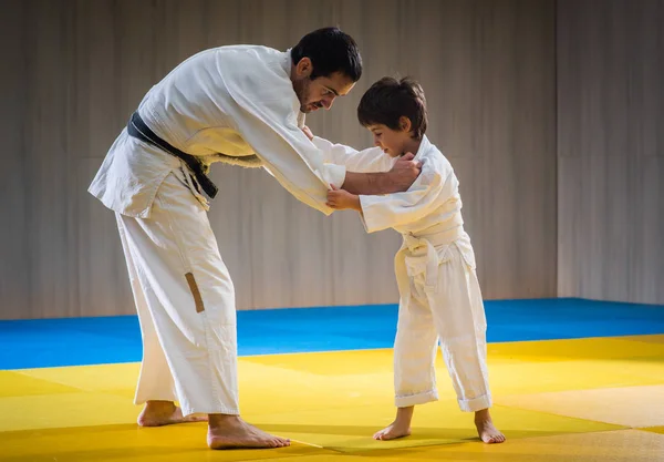 Muž a chlapec jsou trénink judo hodit — Stock fotografie