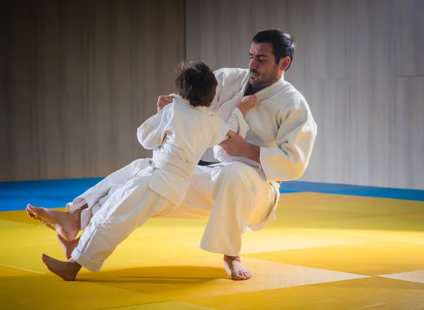 Uomo e giovane ragazzo sono formazione judo lancio — Foto Stock