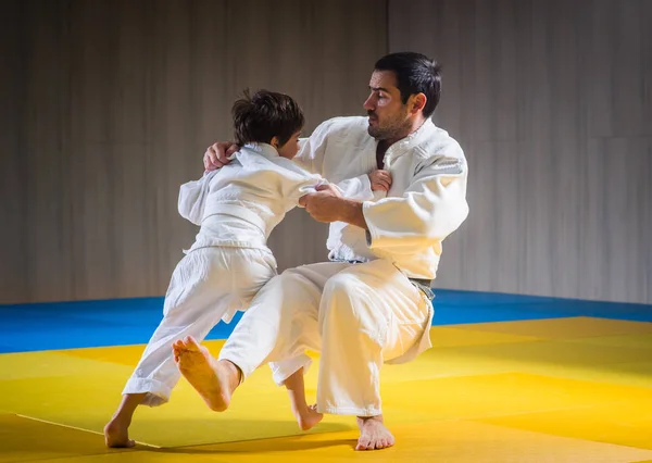 Hombre y joven chico están entrenando judo tiro — Foto de Stock