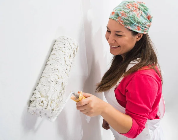 Glückliche junge Frau beim Bemalen einer Wand — Stockfoto