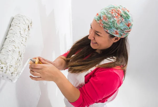Glückliche junge Frau beim Bemalen einer Wand — Stockfoto