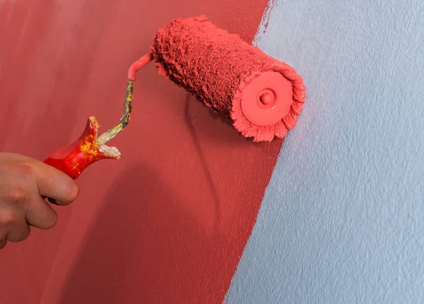 Rouleau de peinture sur le mur. — Photo