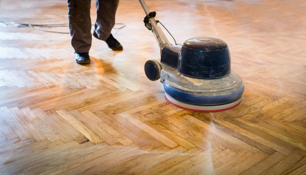 Renovação da casa, lixamento em parquet, polimento — Fotografia de Stock