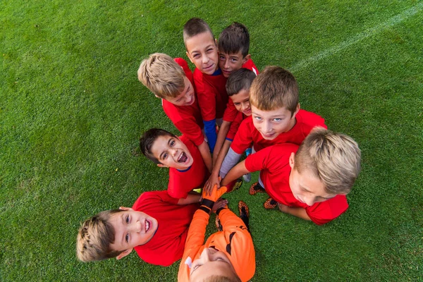 Kinderen voetbalteam in huddle — Stockfoto