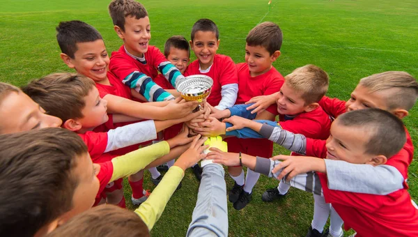 Kinderen voetbalteam in huddle — Stockfoto