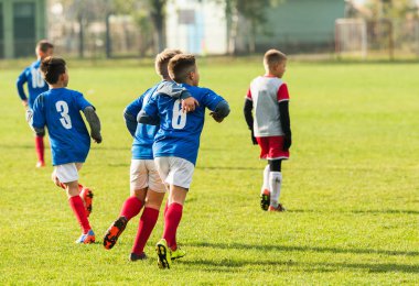 Genç futbol çocuklar huging futbol maçı sırasında 