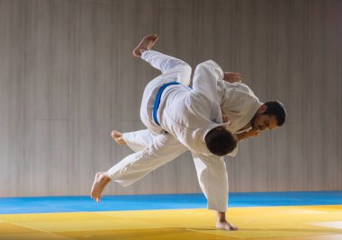 Judo eğitim spor salonunda