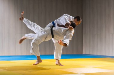 Judo eğitim spor salonunda